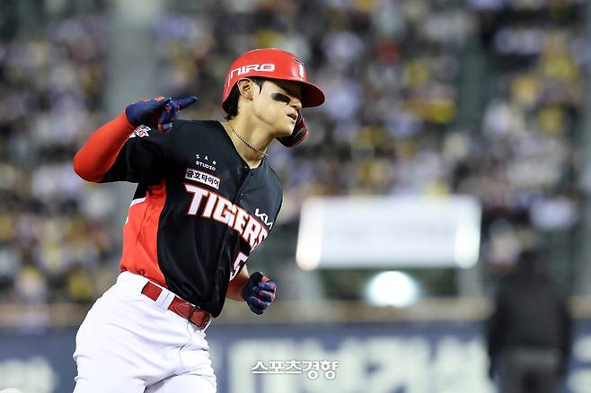 KIA 김도영이 31일 잠실 LG전에서 시즌 첫 홈런을 때린 뒤 달려나가고 있다. KIA 타이거즈 제공