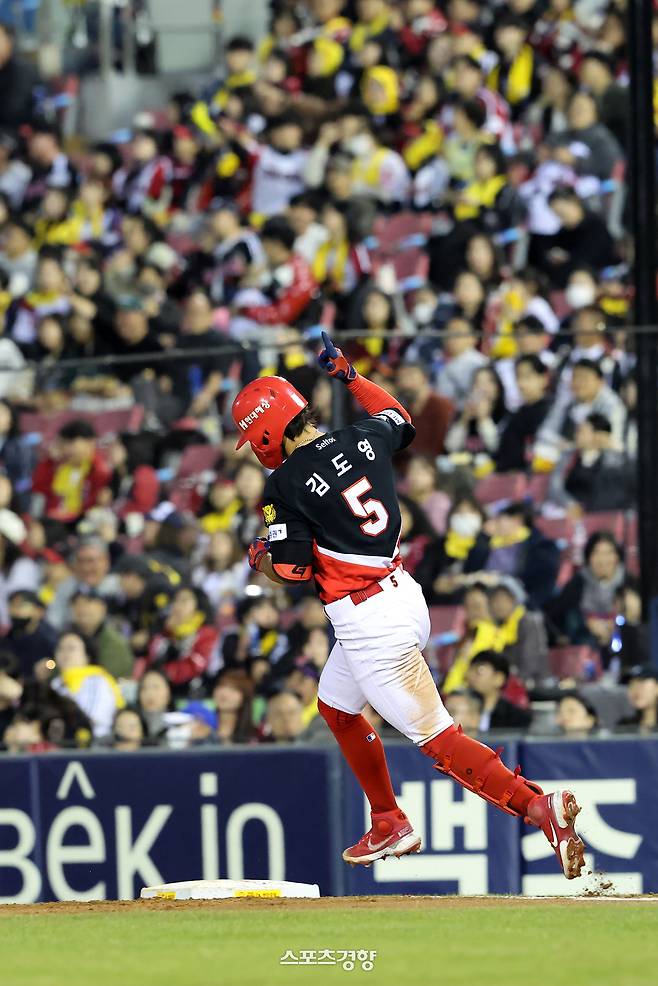 KIA 김도영이 31일 잠실 LG전에서 홈런을 친 뒤 그라운드를 돌고 있다. KIA 타이거즈 제공
