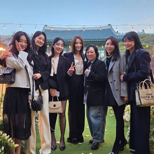 ▲ 김혜수가 tvN '슈룹'에 함께 출연한 이화겸의 결혼식 사회를 봤다. 출처|신수정 인스타그램