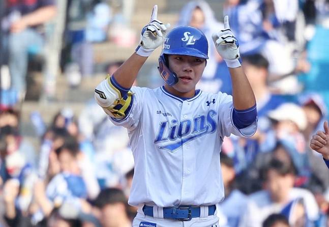 적시타를 치고 세리머니를 하고 있는 함수호. /사진=삼성 라이온즈