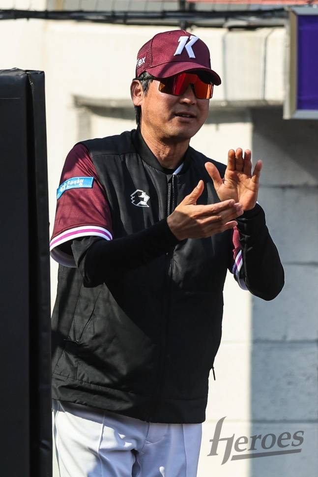 선수들의 활약에 박수를 보내는 설종진 키움 히어로즈 감독. /사진=키움 히어로즈 제공