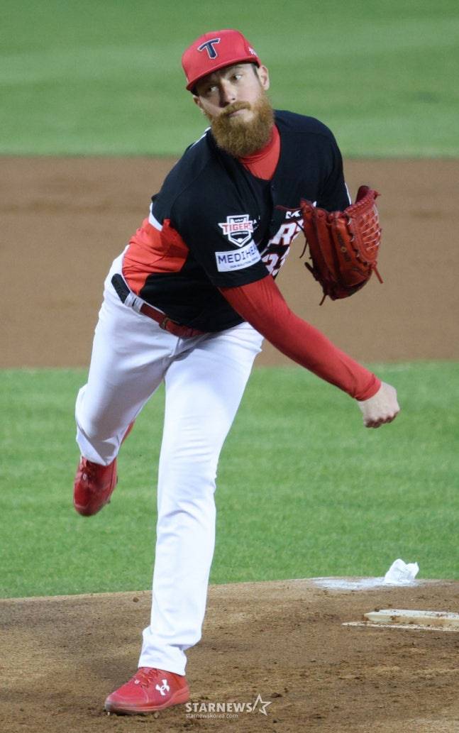 2026 신한 SOL Bank KBO리그 LG 트윈스 대 KIA 타이거즈 경기가 31일 서울 잠실야구장에서 열렸다.  KIA 선발 올러가 역투하고 있다.