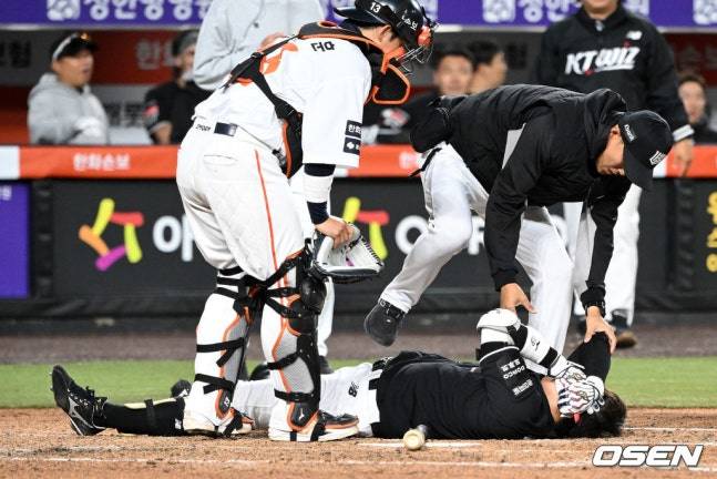 KT 허경민(아래)이 5회에 엄상백의 투구에 헬멧을 맞고 쓰러져 있다. /사진=OSEN