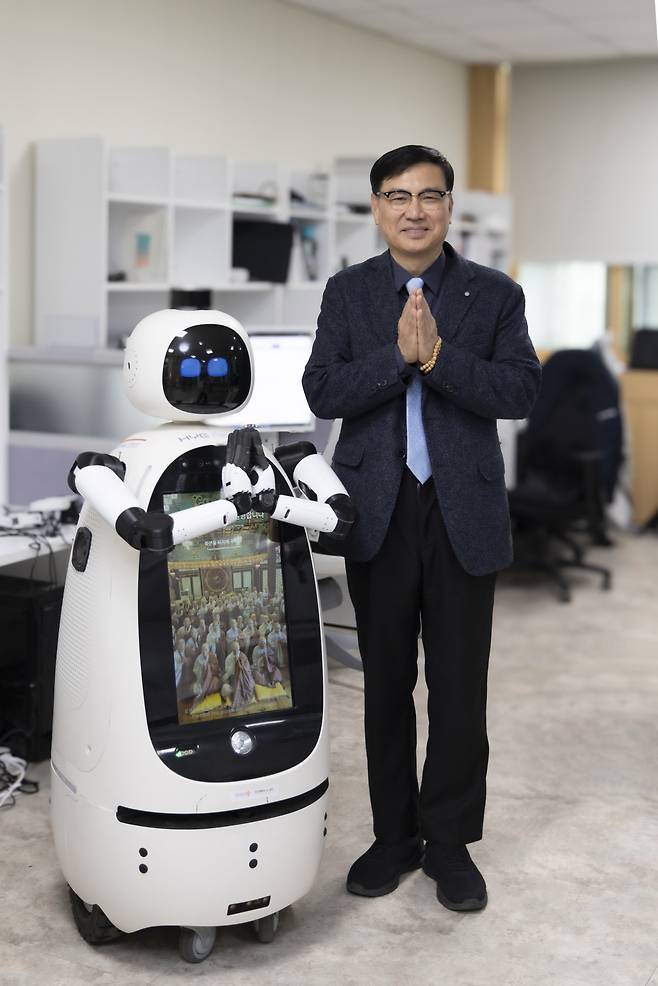 로봇 스님 혜안(왼쪽)이 임중연 동국대 기계로봇에너지공학과 교수와 함께 합장을 하고 있다. 박해윤 기자.