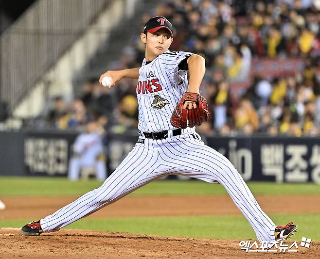 31일 오후 서울 송파구 잠실야구장에서 열린 '2026 신한 SOL Bank KBO리그' KIA 타이거즈와 LG 트윈스의 경기, 7회초 LG 김영우가 공을 힘차게 던지고 있다. 잠실, 김한준 기자