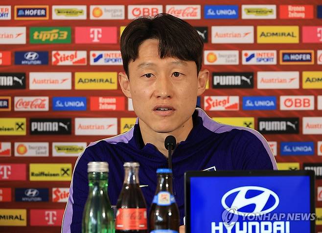 질문에 답하는 이재성 (빈[오스트리아]=연합뉴스) 최재구 기자 = 오스트리아전을 하루 앞둔 30일(현지시간) 축구 국가대표팀의 이재성 선수가 경기가 열릴 에른스트 하펠 스타디움에서 공식 기자회견을 하고 있다. 2026.3.31 jjaeck9@yna.co.kr