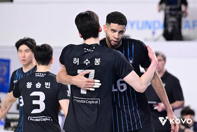 포옹하는 허수봉과 레오 [한국배구연맹 제공. 재판매 및 DB 금지]