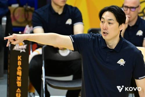작전 지시하는 하현용 KB손해보험 감독대행 [한국배구연맹 제공. 재판매 및 DB 금지]