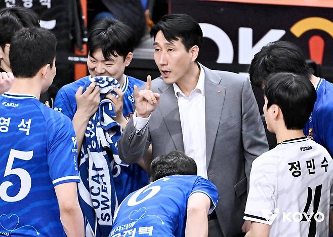 작전 지시하는 권영민 전 한국전력 감독 [한국배구연맹 제공. 재판매 및 DB 금지]