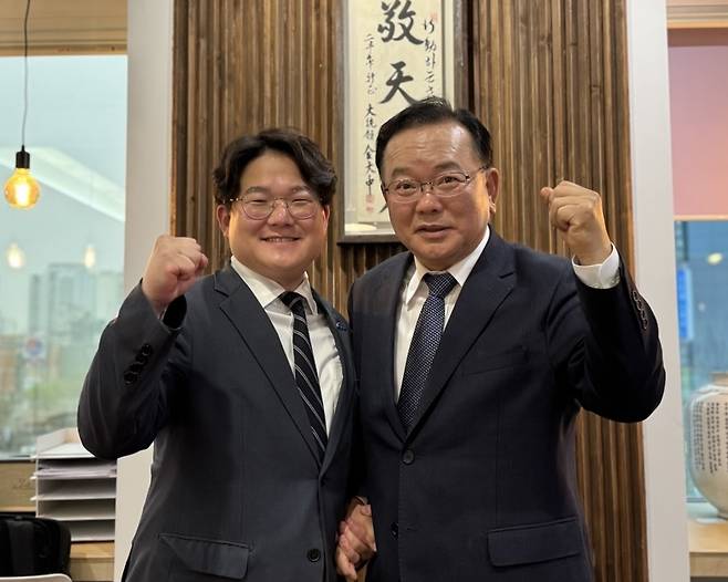 김부겸 전 총리(오른쪽)와 민주당 오영준 중구청장 예비후보 [민주당 오영준 중구청장 예비후보 제공. 재판매 및 DB금지]