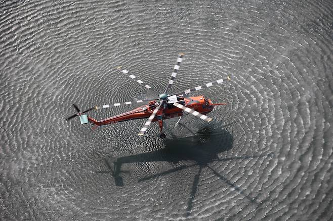 헬기 담수 [산림청 산림항공본부 비무장지대산림항공관리소 제공. 재판매 및 DB 금지]