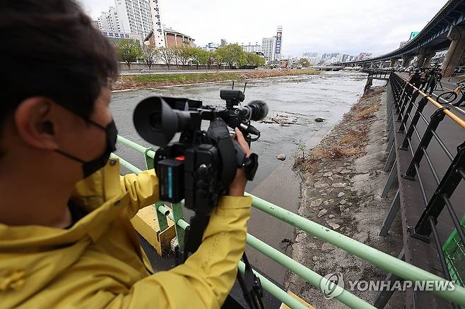 대구 신천서 '캐리어 속 여성 시신' 발견 (대구=연합뉴스) 김현태 기자 = 31일 대구 북구 칠성동 잠수교 아래 신천에서 여성의 시신이 담긴 캐리어가 발견된 가운데 캐리어가 발견된 지점에서 취재진이 취재하고 있다. 2026.3.31 mtkht@yna.co.kr