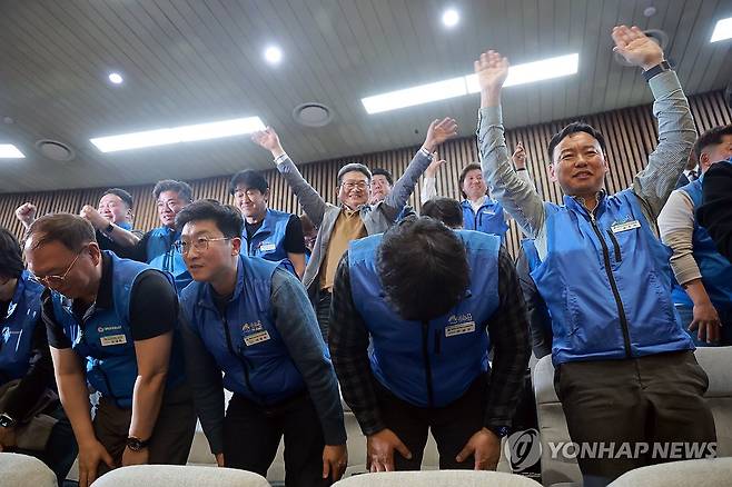 '노동절 법정 공휴일로' 공휴일법 본회의 통과에 인사 (서울=연합뉴스) 신현우 기자 = 31일 국회에서 열린 3월 임시국회 제3차 본회의에서 공휴일에 관한 법률 일부개정법률안(대안)이 통과되자 대한민국공무원노동조합총연맹 조합원들이 의원석을 향해 인사하고 있다. 2026.3.31 nowwego@yna.co.kr