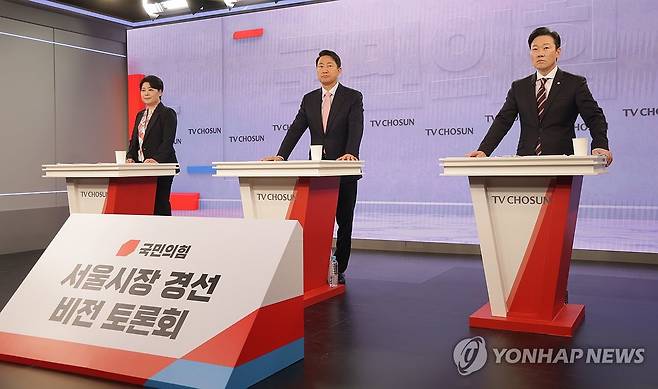 국민의힘 서울시장 경선 비전 토론회 (서울=연합뉴스) 31일 서울 중구 TV조선 스튜디오에서 열린 국민의힘 6·3 지방선거 서울특별시장 후보자를 가리기 위한 비전 토론회에서 윤희숙(왼쪽부터), 오세훈, 박수민 후보가 단상에 서 있다. 2026.3.31 [국회사진기자단] photo@yna.co.kr