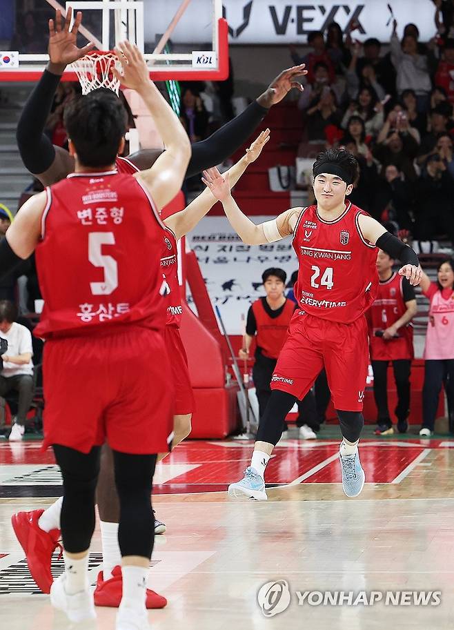 기뻐하는 정관장 선수들 (안양=연합뉴스) 홍기원 기자 = 31일 경기도 안양정관장아레나에서 열린 프로농구 안양 정관장 레드부스터스와 창원 LG 세이커스의 경기. 정관장 선수들이 4쿼터 작전타임 때 벤치로 들어가며 기뻐하고 있다. 2026.3.31 xanadu@yna.co.kr