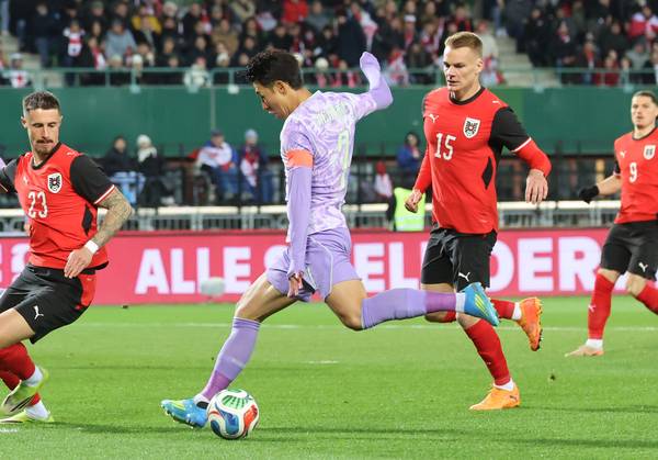 1일(한국시간) 오스트리아 빈 에른스트 하펠 스타디움에서 열린 한국 축구 국가대표팀과 오스트리아의 평가전에서 손흥민이 왼발슛을 날리고 있다./연합뉴스