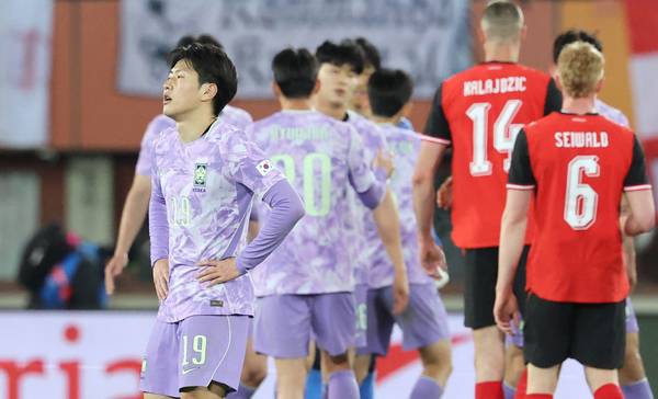 1일(한국시간) 오스트리아 빈 에른스트 하펠 스타디움에서 열린 한국 축구 국가대표팀과 오스트리아의 평가전에서 이강인이 경기 종료 후 아쉬워하고 있다./연합뉴스