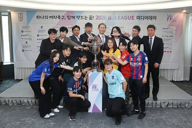 1일 서울올림픽파크텔에서 열린 여자축구 2026 WK리그 미디어데이 행사에서 8개 구단 선수 및 감독들이 트로피와 함께 기념사진을 찍고 있다. 연합