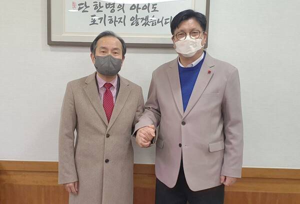 임병구 예비후보와 도성훈 인천시교육감이 2022년 2월 14일 교육감실에서 기념촬영을 하고 있는 모습. <임병구 선거캠프 제공>