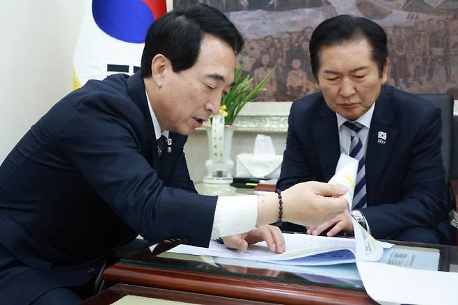 박수현 의원이 2025년 11월 정청래 대표를 만나 충남 AI 대전환 예산 0원의 부당성을 주장하며 AX 대전환 신규 사업기획비 10억원의 필요성을 설명하고 있다.사진제공=박수현 의원실