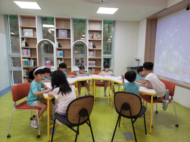 단양군이 보육을 넘어 돌봄·보호·자립까지 아우르는 아동복지 종합체계를 본격 가동하며 아이의 성장 전 과정을 함께하는 공공지원망을 강화한다. 사진은 올누림센터를 이용하는 아이들 모습. 단양군 제공