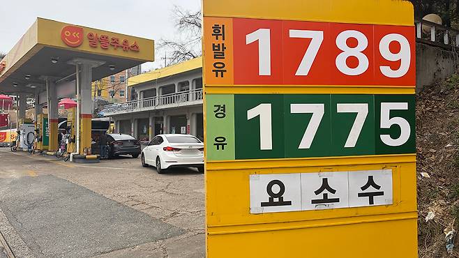 지난 30일 오후 대전 대덕구의 한 알뜰주유소. 평일 오후 4시인데도 저렴한 기름값을 찾아 몰려든 차량들이 주유기 앞에 줄지어 서 있다. 사진=최광현 기자&nbsp;ghc0119@cctoday.co.kr