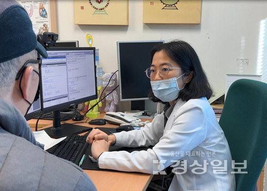 ▲ 안서희 울산대학교병원 심장내과 교수가 심장질환으로 병원을 찾은 환자와 상담하고 있다.