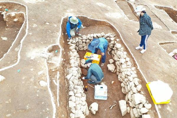창원 진해 석동유적 7호 석곽묘 유구조사 현장. /동아세아문화재연구원