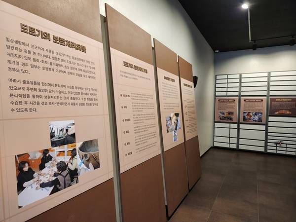 창원 석동유적전시관 제2전시실 모습. /류민기 기자