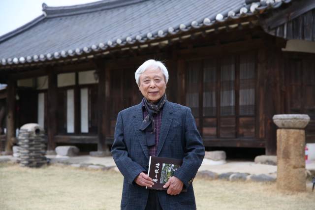 최채량 옹이 충의당 건물 앞에서 포즈를 취하고 있다. 김도훈 기자