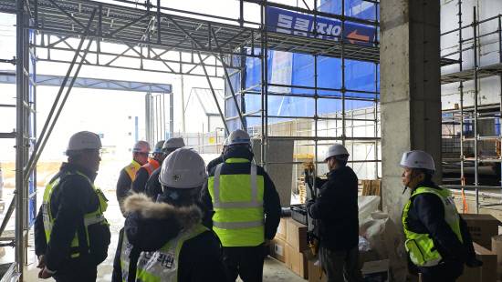 국토안전관리원은 공사비 50억 원 미만인 소규모 건설현장의 안전관리 강화 방안을 마련해 시행하고 있다. 사진은 건설현장 컨설팅을 진행하고 있는 모습. 사진=국토안전관리원