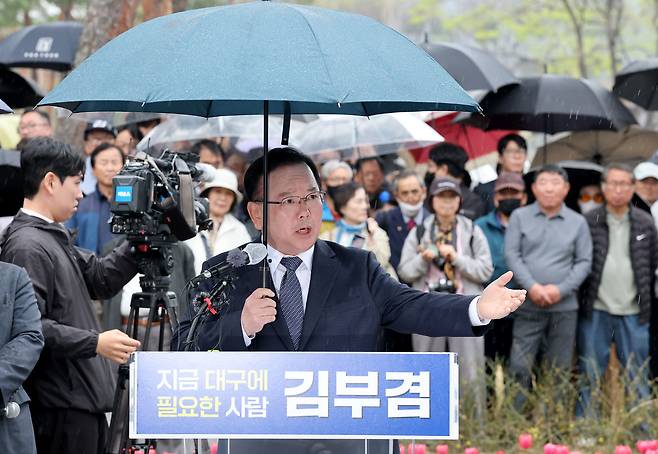 김부겸 전 국무총리가 대구에서 출마선언을 하면서 휴대전화 번호를 공개했는데, 전화통에 불이 나고 있다면서 지지를 호소했다. 30일 출마선언을 하는 김 전 총리. /경북매일 DB
