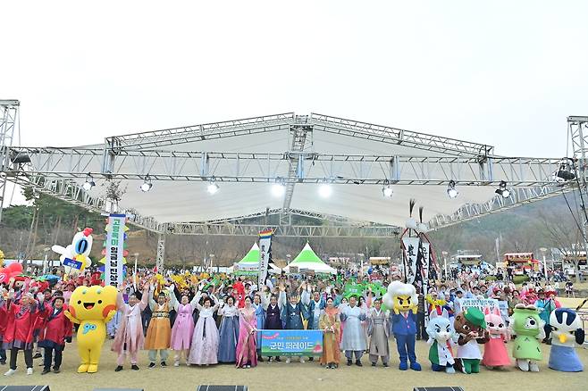 ‘2026 고령 대가야축제’ 마지막 날 군민 퍼레이드 행사에서 각 읍·면 주민과 참여자들이 무대 앞에 모여 기념 촬영을 하며 축제의 성공적인 마무리를 함께하고 있다. /고령군 제공