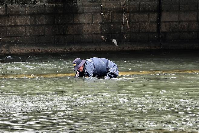 31일 오전 10시 30분쯤 "신천에 수상한 캐리어가 있다"는 신고를 접수한 경찰이 대구 북구 칠성동 잠수교 주변을 수색하고 있다. 뉴스1
