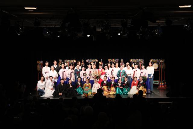 파독간호사무용단 공연 모습. 국립부산국악원 제공