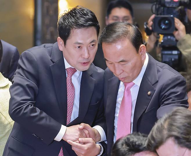 ▲ 국민의힘 장동혁 대표가 국민의힘 1일 6·3 지방선거 공천 마무리와 국회의원 재·보궐선거 공천 작업을 맡을 새 공천관리위원장에 자당 4선 박덕흠 의원을 선임하겠다고 밝혔다. 사진은 지난 31일 국회에서 열린 국민의힘 의원총회에서 장동혁 대표와 박덕흠 의원이 대화하는 모습. 연합뉴스 자료사진