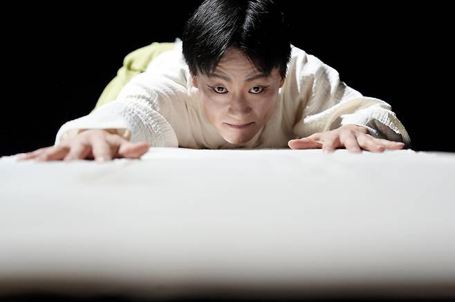 올해 문화체육관광부 주관 지역예술대표단체로 선정된 정길무용단의 김현태(48) 대표는 대구의 정체성을 주제로 세 편의 작품을 시리즈로 선보인다. 사진은 1~2일 열리는 시인 이육사를 다룬 1부 큰 강물이 비로소 길(佶)을 열었다 공연 모습. <대구문화예술회관 제공>