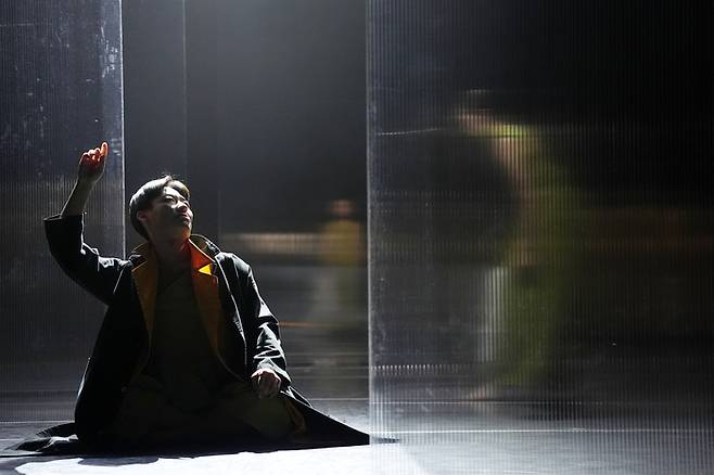 정길무용단 김현태 대표는 큰 강물이 비로소 길(佶)을 열었다 의 1장 광야에서 독무를 선보인다. <대구문예회관 제공>