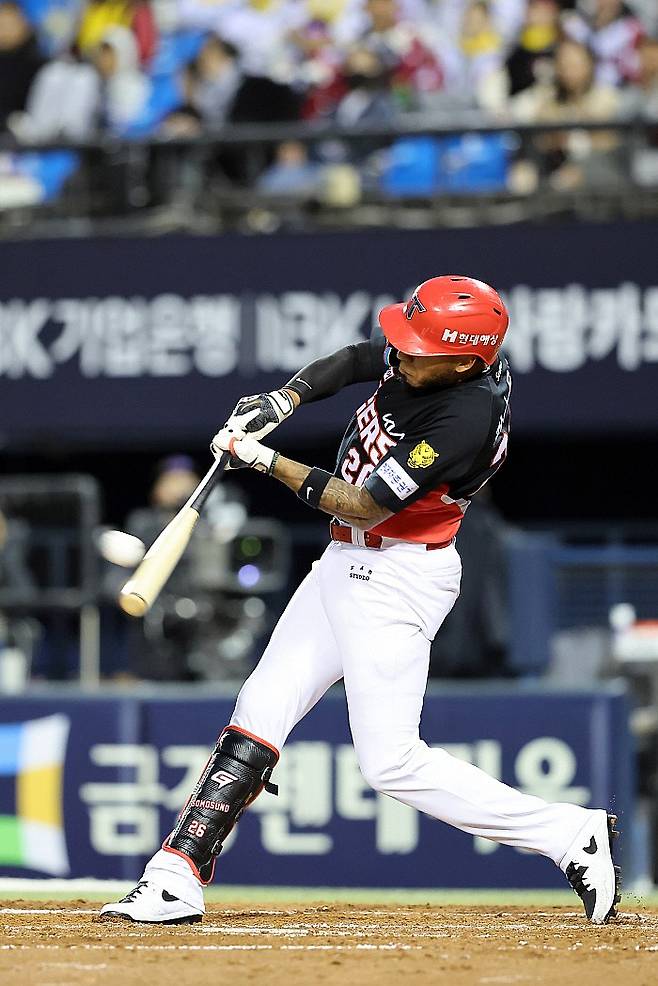 적시타를 때리는 카스트로. KIA구단 제공