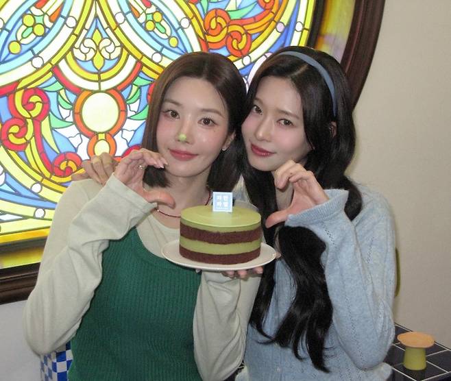 파란라벨 모델 권은비와 김민주./사진=파리바게뜨