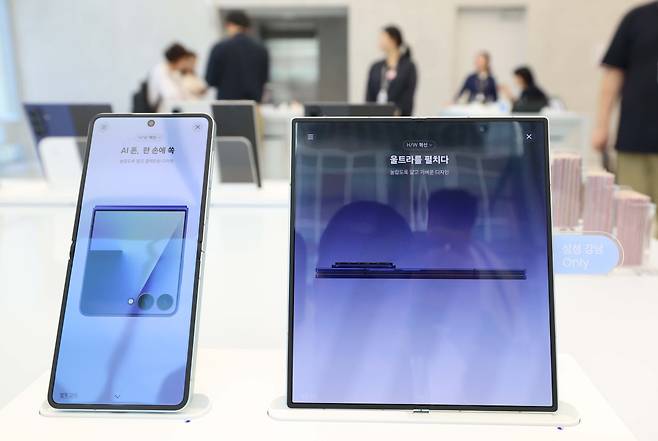 삼성전자가 초슬림 대화면 폴더블폰 ‘갤럭시 Z 폴드7(Galaxy Z Fold7)’와 플립형 폴더블폰 ‘갤럭시 Z 플립7(Galaxy Z Flip7)’을 공개한 가운데 지난해 7월 10일 서울 서초구 삼성 강남에 제품이 전시돼 있다. 신태현 기자 holjjak@