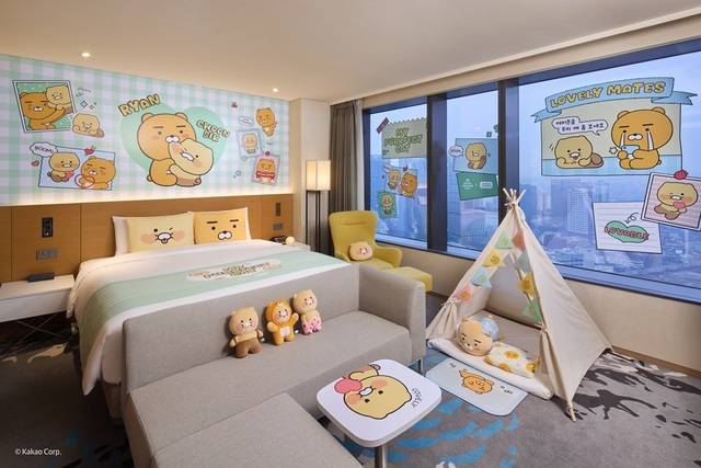 서울드래곤시티는 카카오프렌즈와 협업해 인기 캐릭터 ‘라이언’과 ‘춘식이’를 테마로 한 객실 패키지 ‘위드 마이 키즈 – 라이언&춘식이(With My Kids - Ryan & Choonsik)’를 선보인다.(서울드래곤시티 제공)