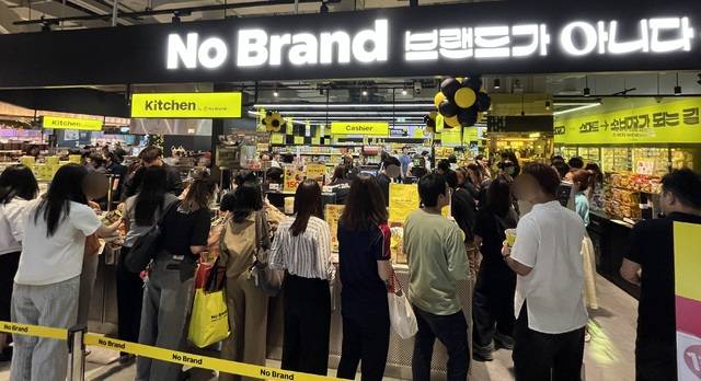 이마트가 태국 유통 기업 센트럴그룹 산하 ‘센트럴 푸드 리테일’과 손잡고 지난달 31일 방콕의 랜드마크 쇼핑몰 ‘센트럴 방나(Central Bangna)’에 오픈한 노브랜드 1호점(약 255㎡, 77평 규모)에 태국 고객들이 오픈런을 위해 대기하는 모습.(이마트 제공)