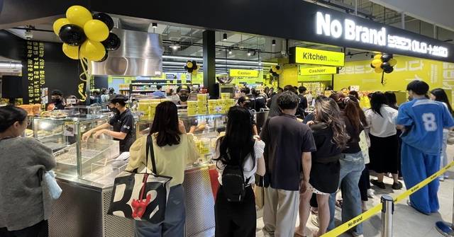 이마트가 방콕의 랜드마크 쇼핑몰 ‘센트럴 방나’에 오픈한 노브랜드 1호점 내에 위치한 한국 키친 코너에 태국 고객들이 주문을 위해 긴 줄을 늘어선 모습.(이마트 제공)