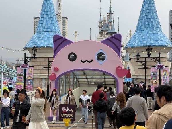 롯데월드 야외로 이동하는 다리 구간. 메이플 아일랜드로 이동하는 초입에 핑크빈 대문이 있다./사진=미디어펜 박재훈 기자