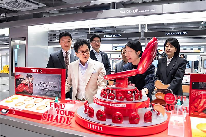 이재현 CJ그룹 회장(앞줄 왼쪽)이 26일 '올리브영 센트럴 명동 타운' 2층에 위치한 글로벌 브랜딩 공간에서 올리브영 관계자의 설명을 듣고 있다./CJ그룹 제공.