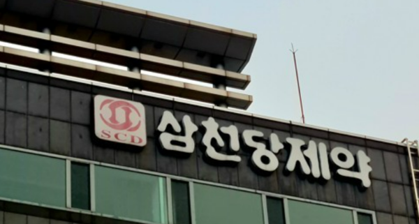 삼천당제약은 미국 독점 계약의 실효성 의혹과 핵심 기술(S-PASS)의 가치 논란, 그리고 대표이사의 고점 지분 매각(블록딜)이 겹치며 시총 1위 등극 직후 하한가를 기록했다. /연합뉴스