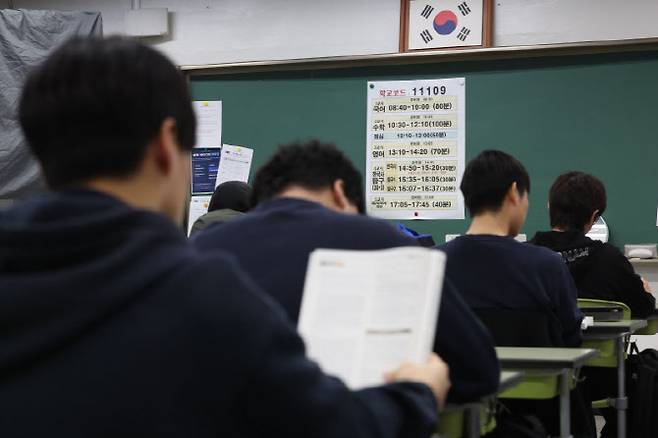 서울 광진구 광남고등학교에서 전국연합학력평가일에 수험생들이 시험준비를 하고 있다. (사진= 뉴시스)