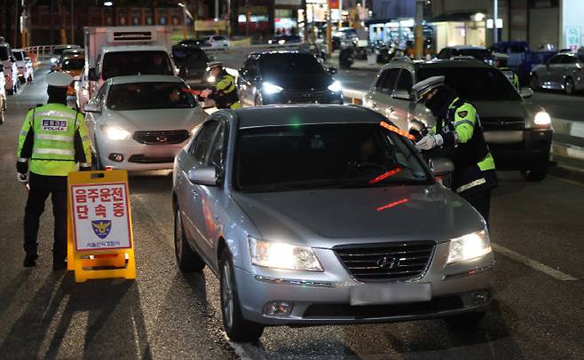 2024년 12월 관악경찰서 경찰관들이 서울 관악구 서울대입구역 인근 도로에서 음주약물운전 단속을 하고 있다. (사진= 연합뉴스)