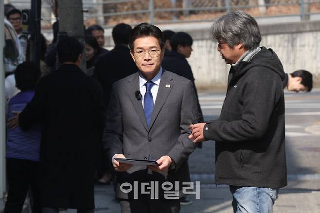 [이데일리 이영훈 기자] 정원오 더불어민주당 서울시장 예비후보가 17일 서울 성동구 한양대 인근 거리에서 '청년 주거 관련 공약'을 발표하고 있다.